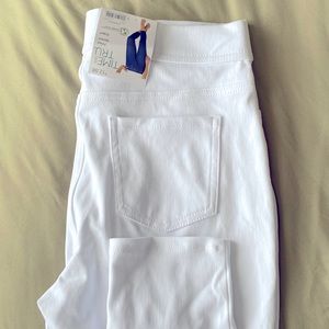 Fitted stretched capris